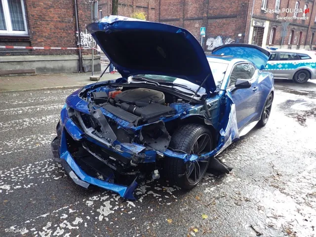 Wjechał Camaro w karetkę. Był nie tylko pijany, ale też poszukiwany