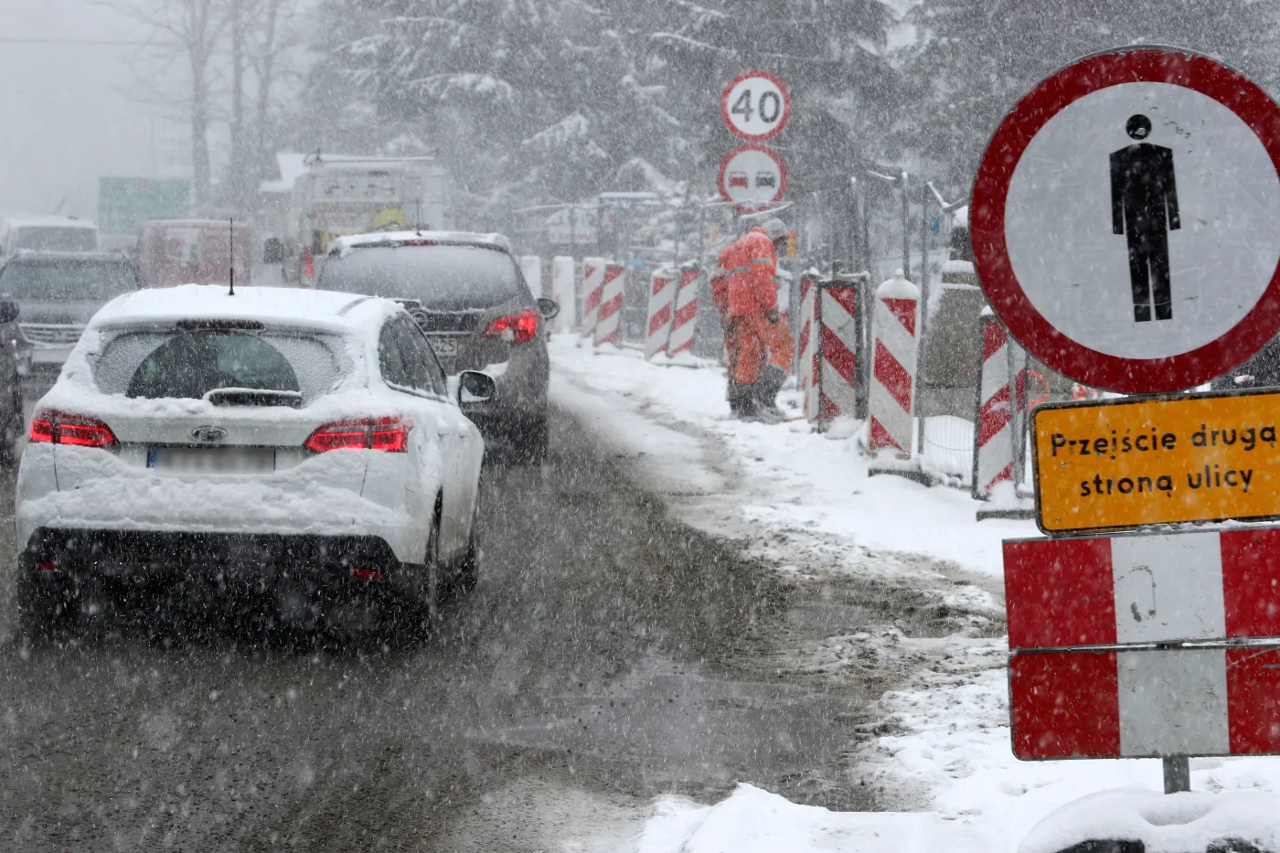 Opady śniegu paraliżują ruch na drogach Małopolski i Podkarpacia. Wieczorem natężenie opadów ma wzrosnąć