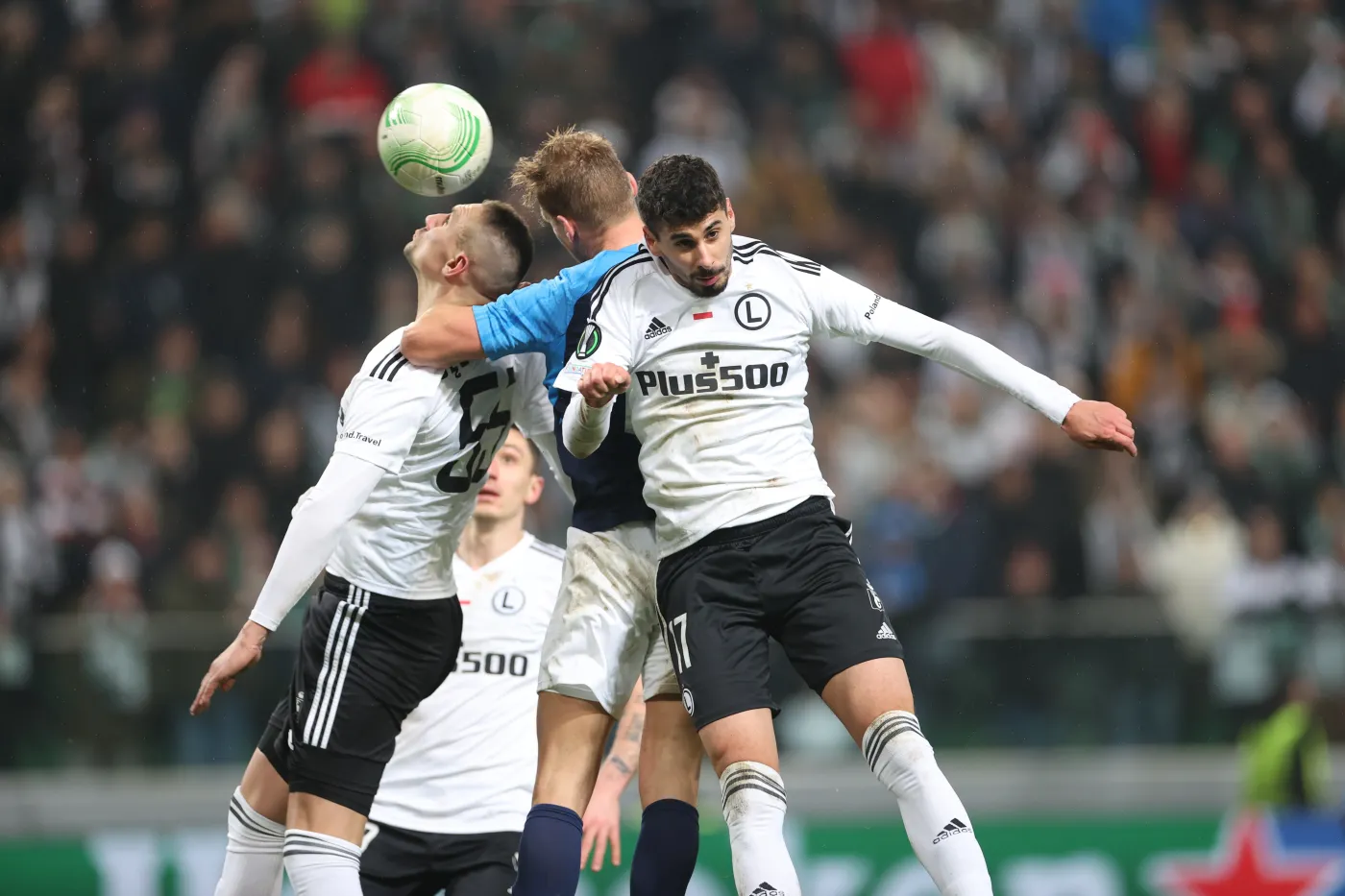 Piłkarze Legii Warszawa Artur Jędrzejczyk (L) i Gil Dias (P) oraz Dani de Wit (C) z AZ Alkmaar podczas meczu grupy E Ligi Konferencji