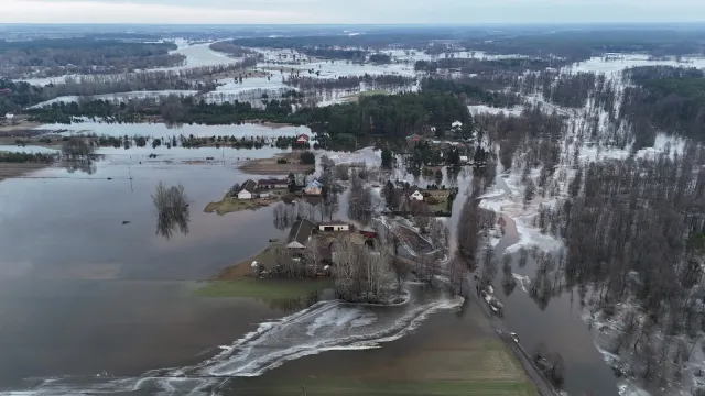 Gmina odcięta od świata. Straż pożarna wozi dzieci do szkoły