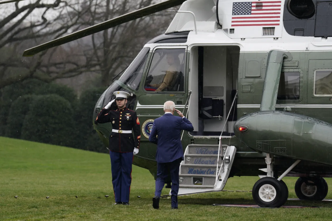 Tuż przed wylotem Biden zatrzymał się obok dziennikarzy. "Idę do szpitala"