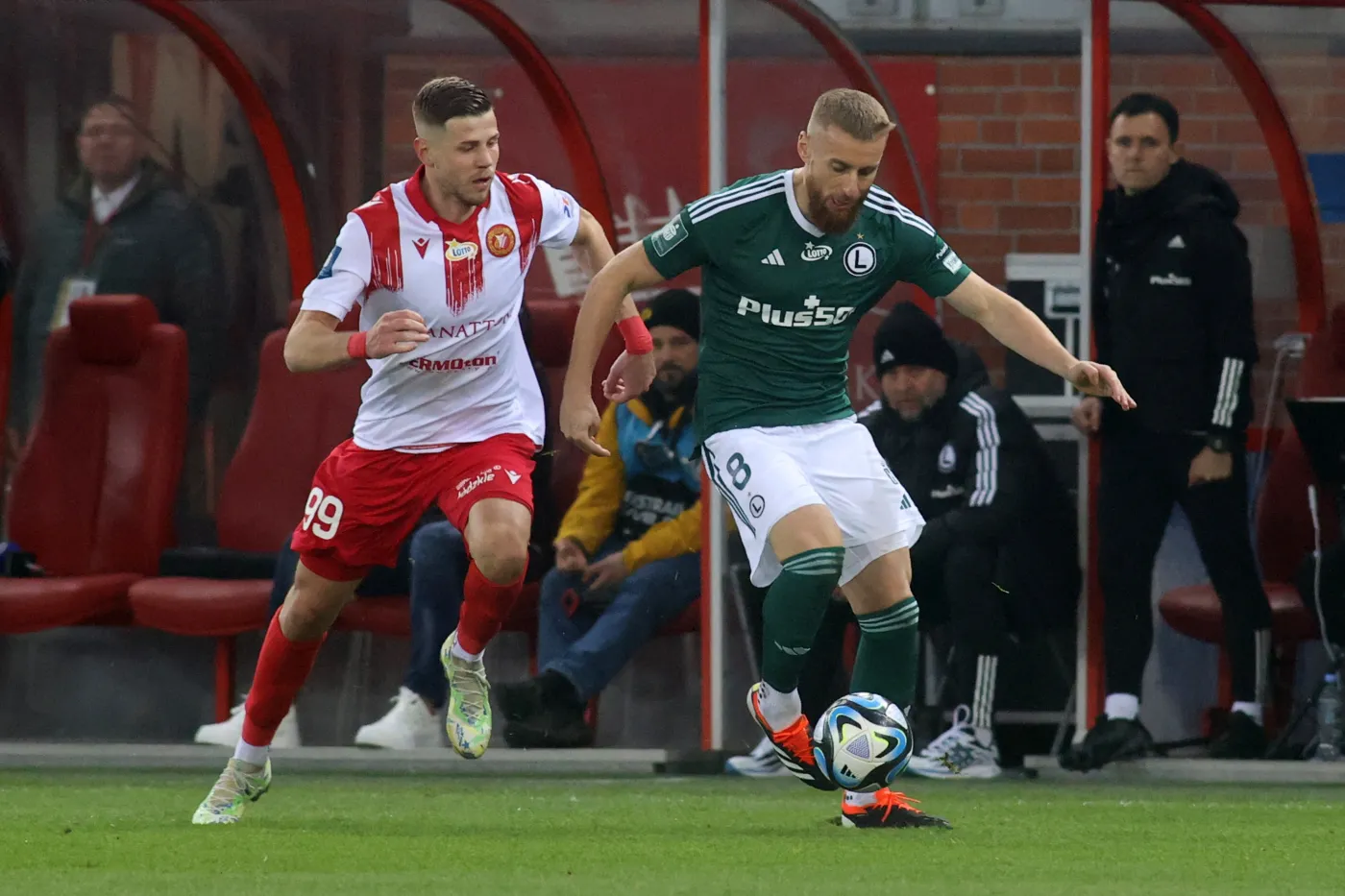 Skandal w Łodzi. Piłkarze Legii opluci i zwyzywani przez kibiców