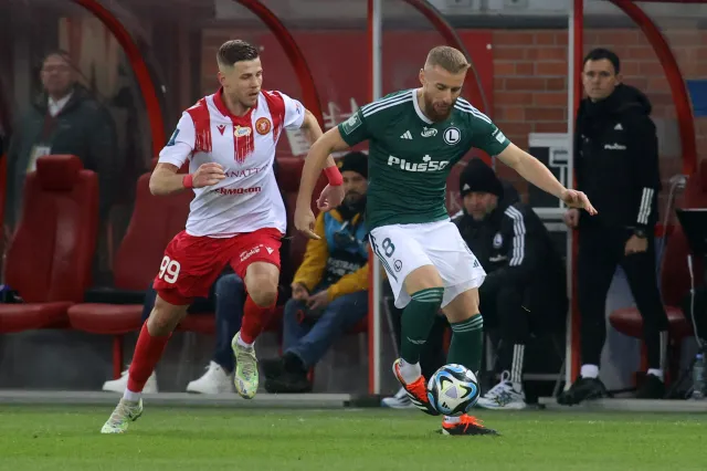Skandal w Łodzi. Piłkarze Legii opluci i zwyzywani przez kibiców