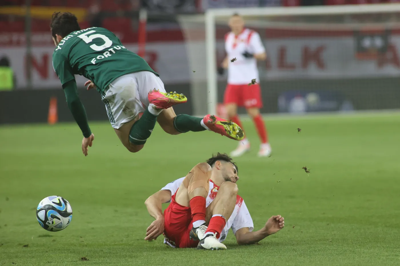 Widzew po 24. latach pokonał Legię. Marciniak nie uznał gola warszawiakom [WIDEO]