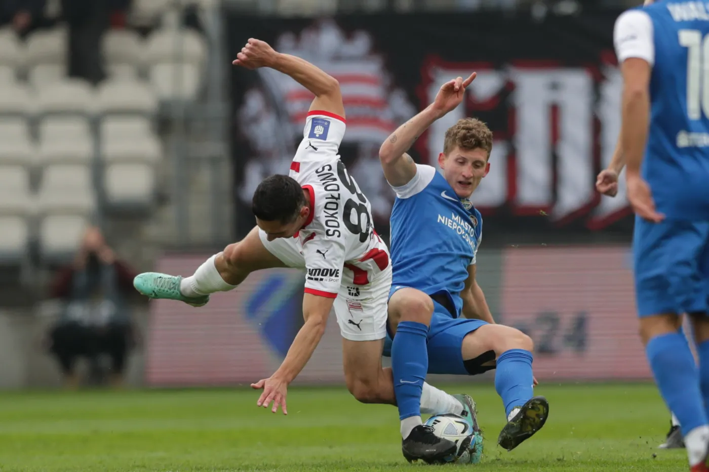 Bolesna porażka Cracovii. Puszcza ani myśli żegnać się z Ekstraklasą [WIDEO]