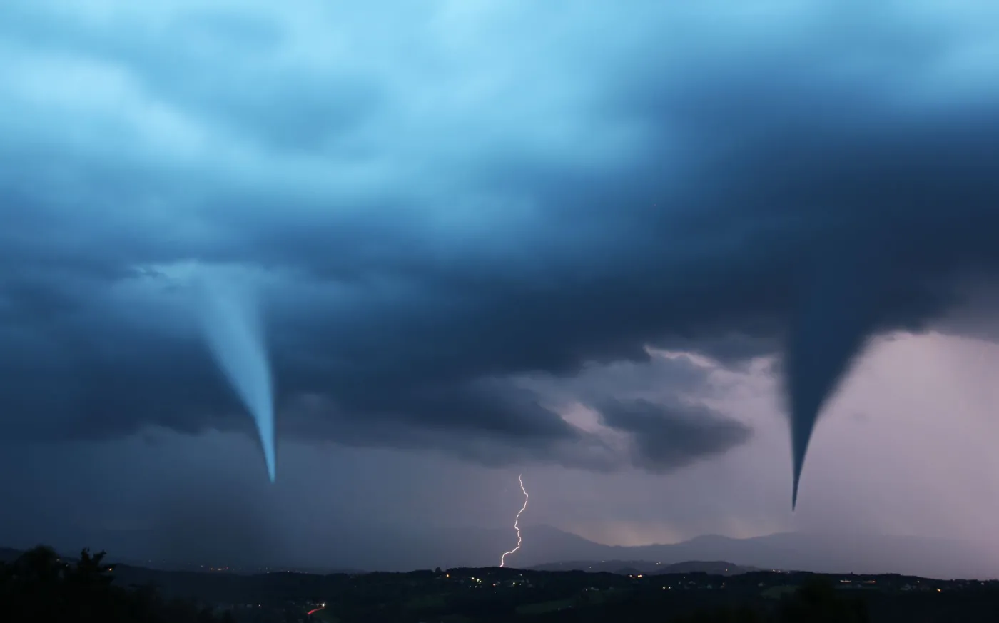 Silne tornada przemierzyły Michigan. 50 osób uwięzionych w budynku
