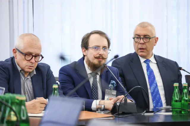 Tomasz Mraz mówi o "nierzetelnych konkursach". Reaguje Hołownia