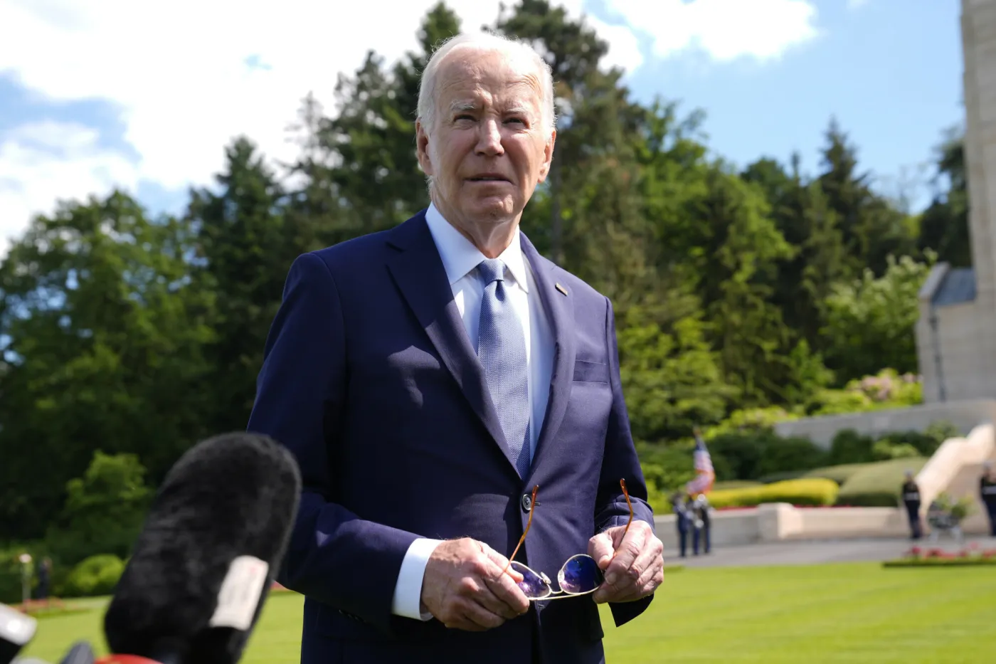 Biden na cmentarzu wojennym we Francji. Trump: Spoczywają tam frajerzy