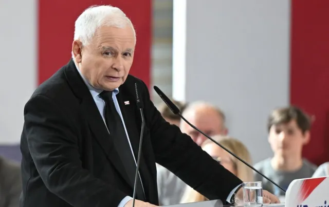 Kaczyński jest w Brukseli. Na konferencji w parku chce "zatrzymać szaleńcze decyzje"