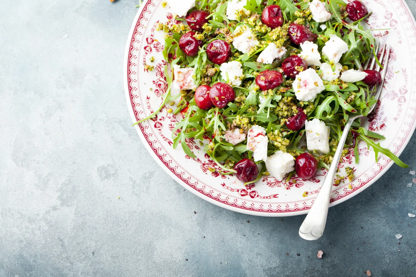 Salad,With,Arugula,,Cherries,And,Goat,Cheese,On,A,Blue