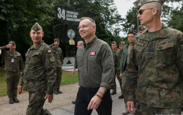 Biżuteria prezydenta Andrzeja Dudy. Wierzy w moc kamieni?