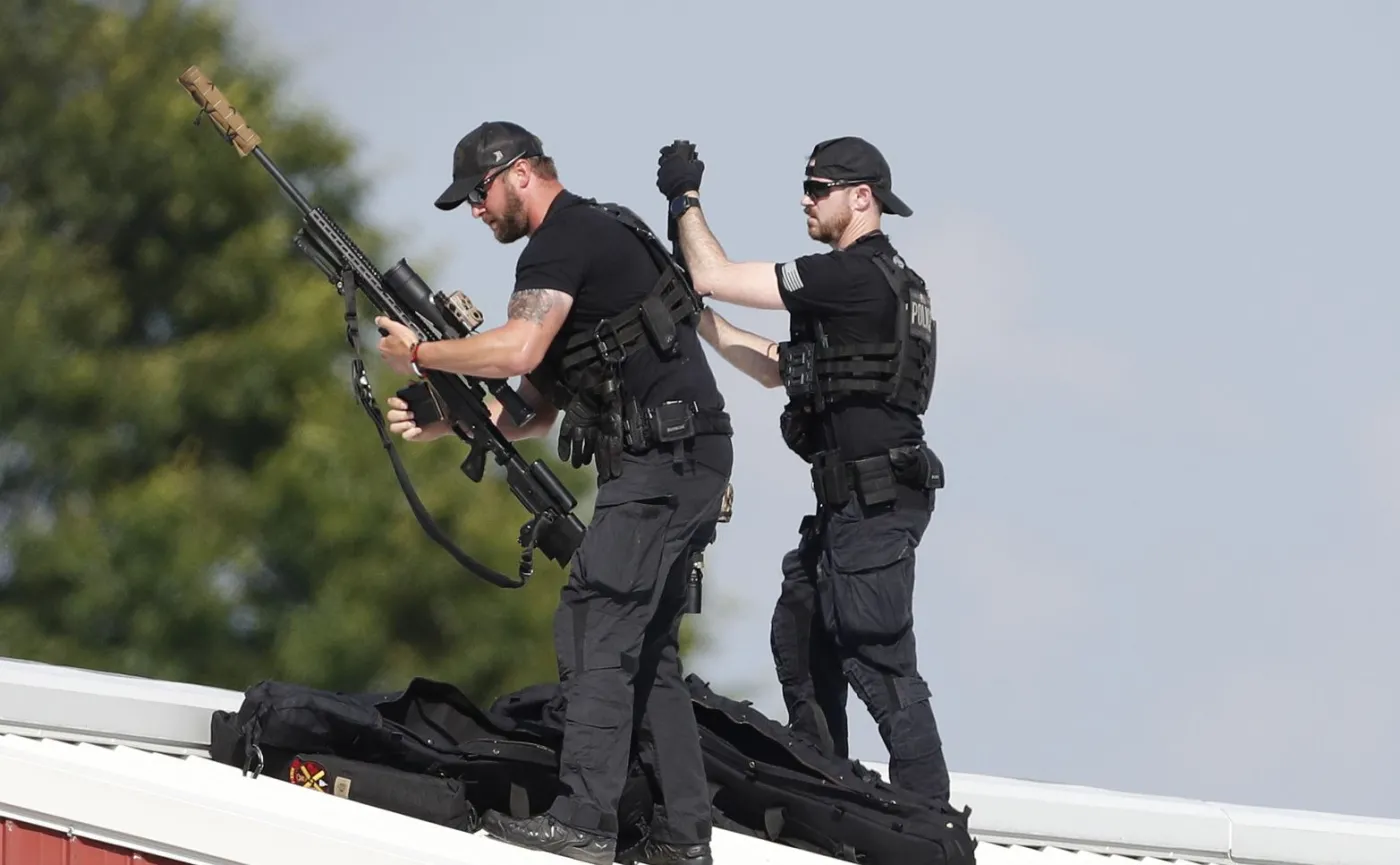 Służby Secret Service potwierdziły, że napastnik, który otworzył ogień, został zabity oraz że jedna osoba zginęła na miejscu, a kolejne dwie są w stanie krytycznym.