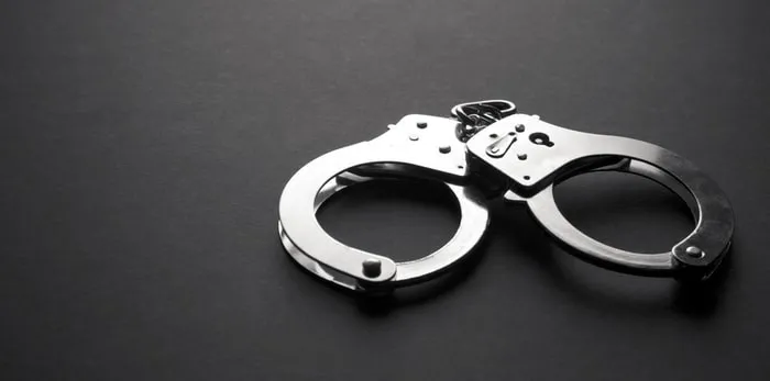 Napadł na kobietę i ukradł jej złoty łańcuszek. Niespełna godzinę później był już w rękach policji