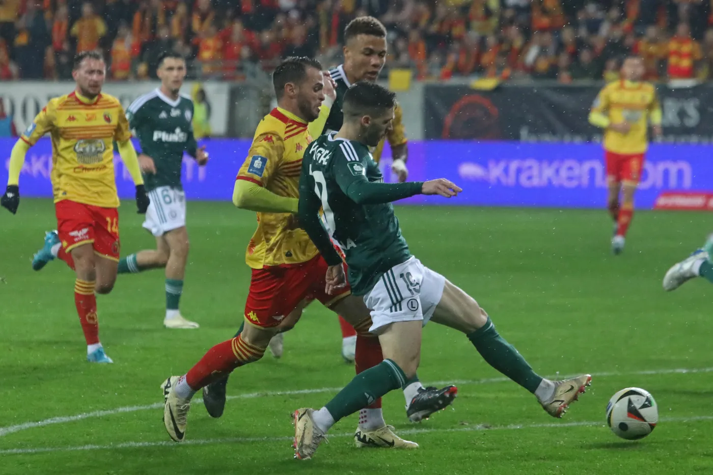 Ekstraklasa. Legia czwarty raz z rzędu bez wygranej. Marciniak okradł ją z rzutu karnego