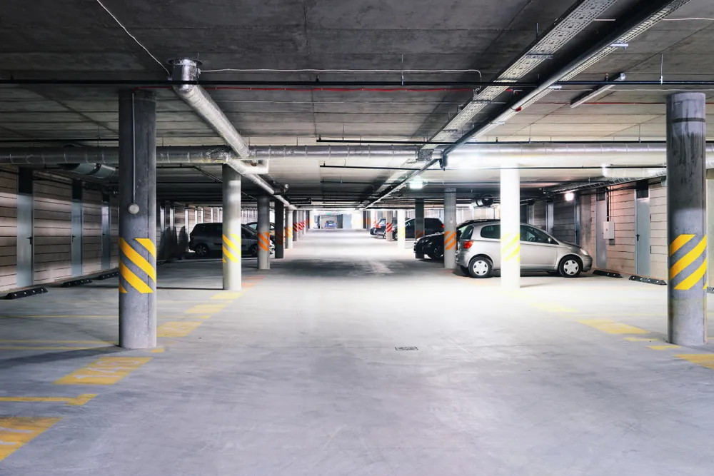 Szykuje się koszmar parkingowy? Rząd chce znieść obowiązek budowy miejsc postojowych [GDZIE?]