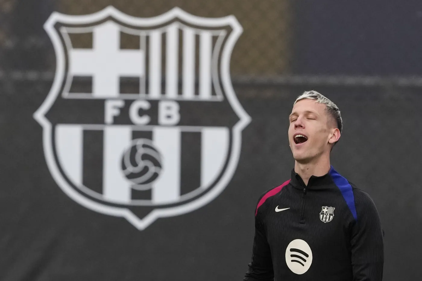 Olmo i Victor nie mogą grać w Barcelonie. Klub zwróci się o pomoc do rządu
