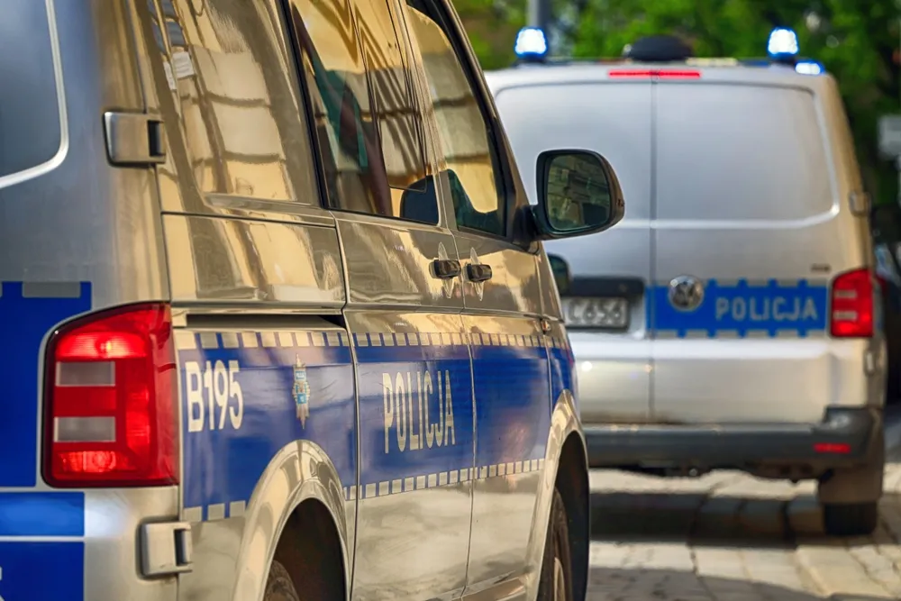 Włamali się do agroturystyki i skatowali strusia kijem. Policja zatrzymała agresorów