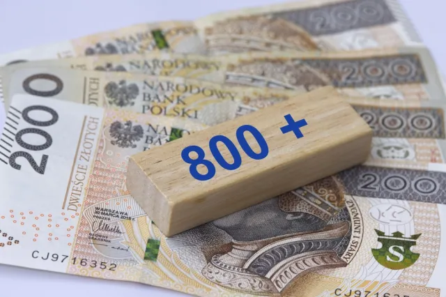 "Rodzina Bogiem silna". Fasadowy familizm a 800 plus