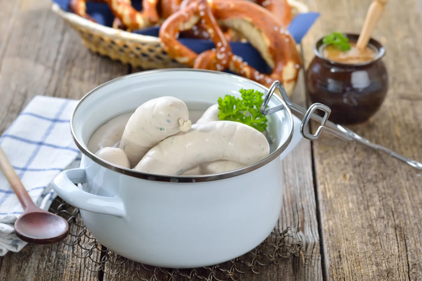Hot,Bavarian,White,Sausages,In,An,Enamel,Cooking,Pot,Served