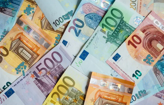 Złoty leci na łeb na szyję. Wzrost kursów euro, dolara i franka w powyborczy poranek [KURSU WALUT 19.05.2025]
