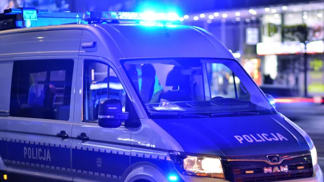 Mrożąca krew w żyłach akcja policji pod Biedronką. Padły strzały, ranny funkcjonariusz