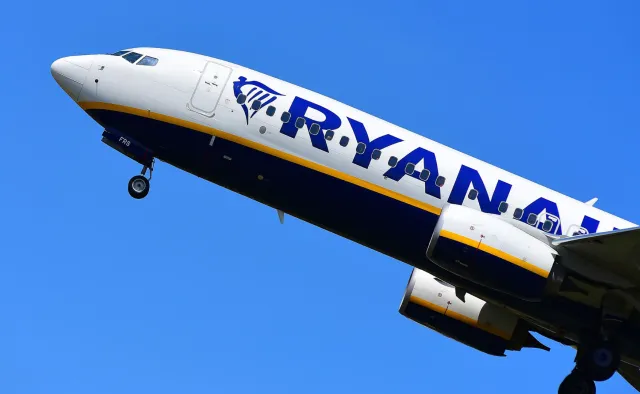 Ryanair pod ostrzałem krytyki. Przewoźnik broni reklam z hasłem "Zaszczep się i leć!"