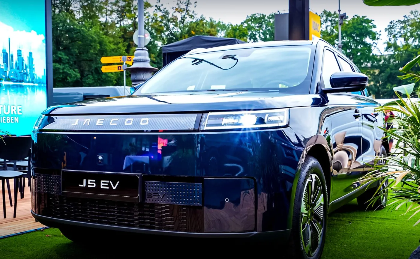 Elektryczny JAECOO E5 oferuje 35-litrowy frunk, czyli duży schowek z przodu pod maską