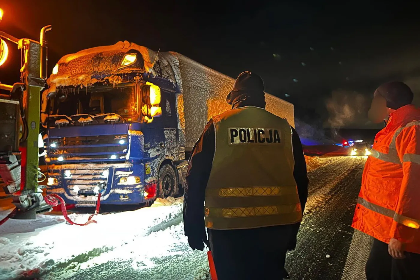 Służby w miejscu zatoru na S7. Z powodu obfitych opadów śniegu trasa S7 w powiecie ostródzkim była zablokowana. Korek z Gdańska w stronę Warszawy miał prawie 7 km – ciągnął się od MOP Grabin do Rychnowa.