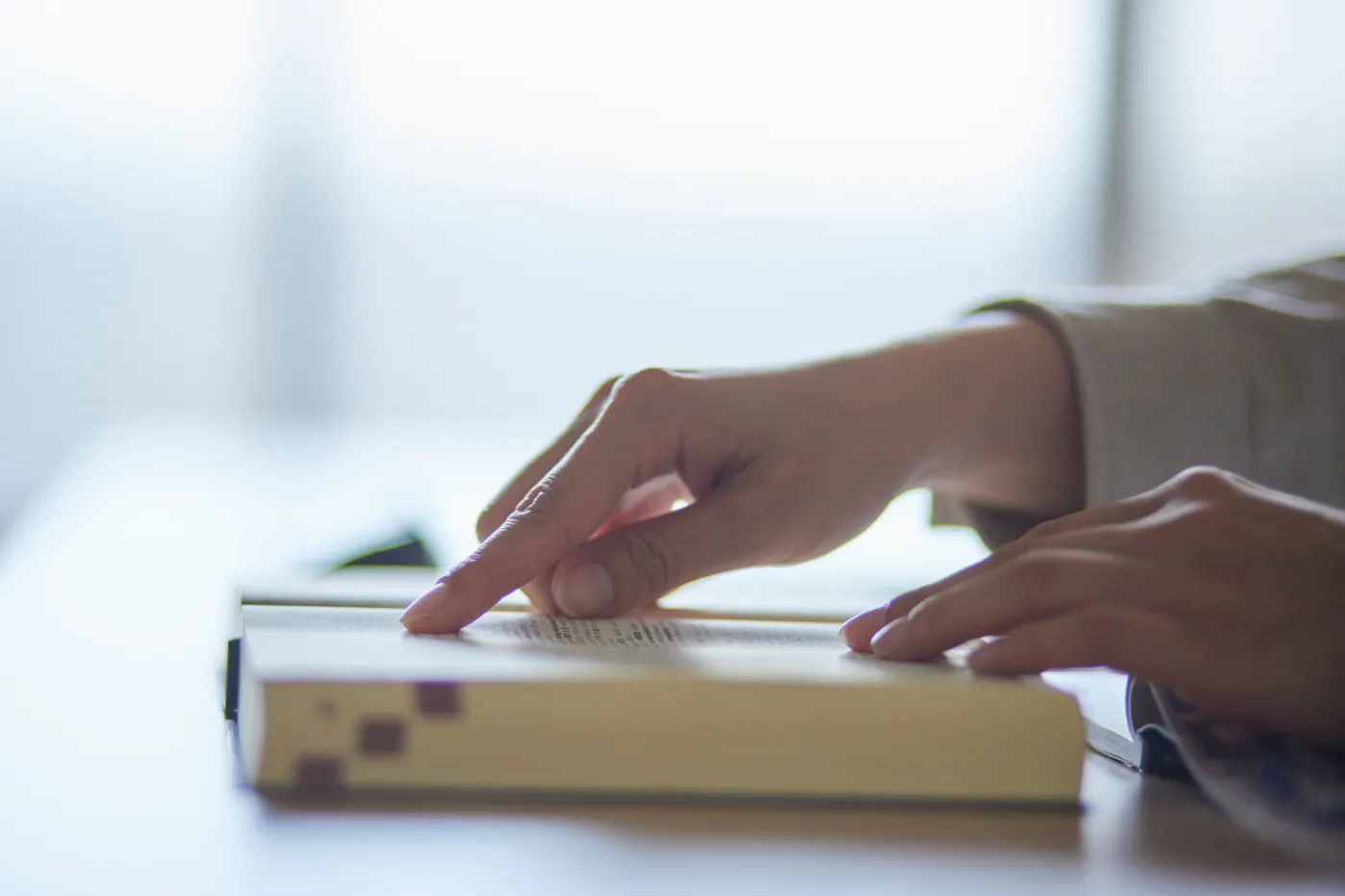 Hands,Of,A,University,Student,Reading,A,Dictionary