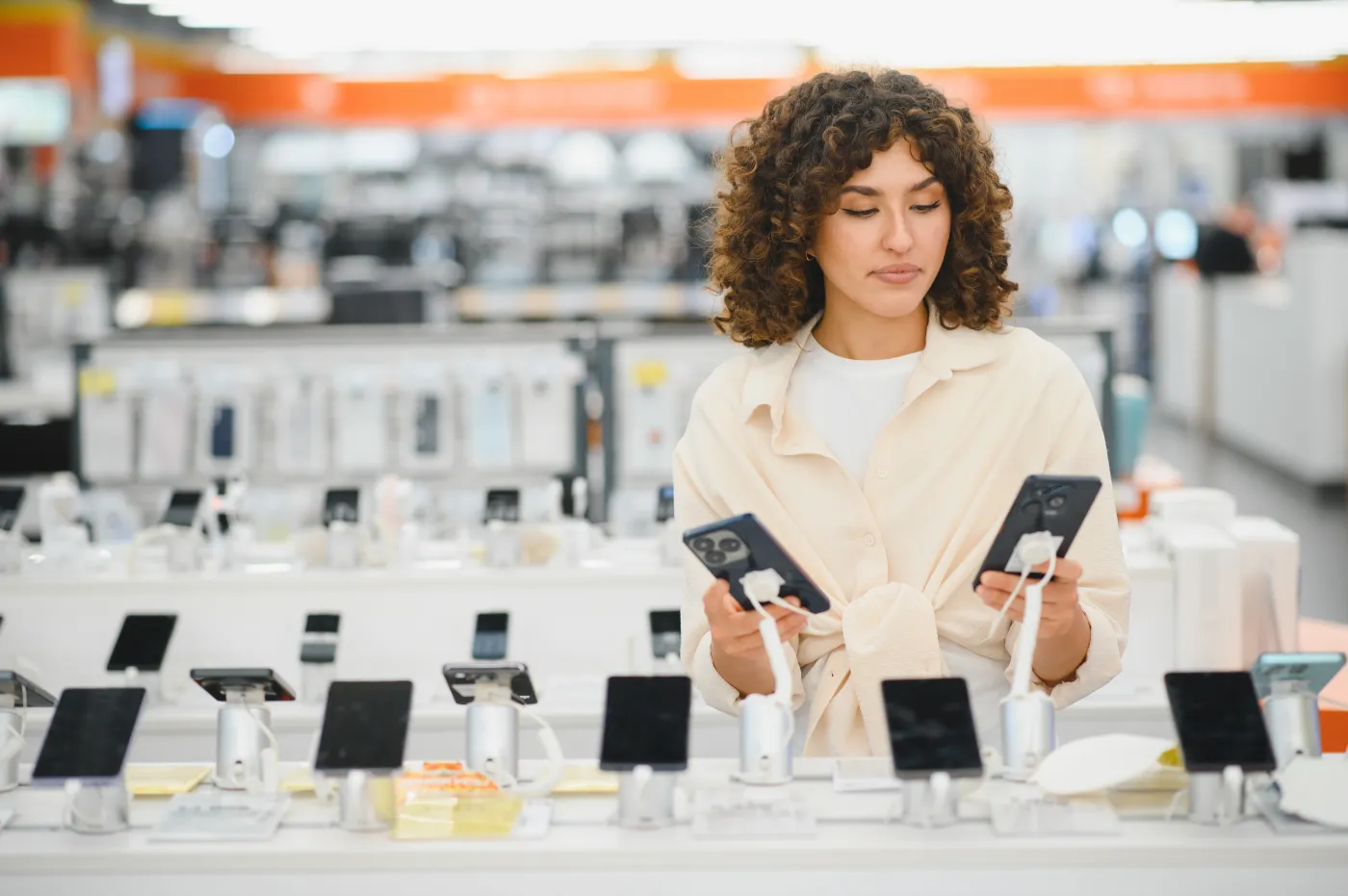 Orange, T-Mobile czy Plus? Oferty kuszą niską ceną, ale po chwili wychodzi haczyk