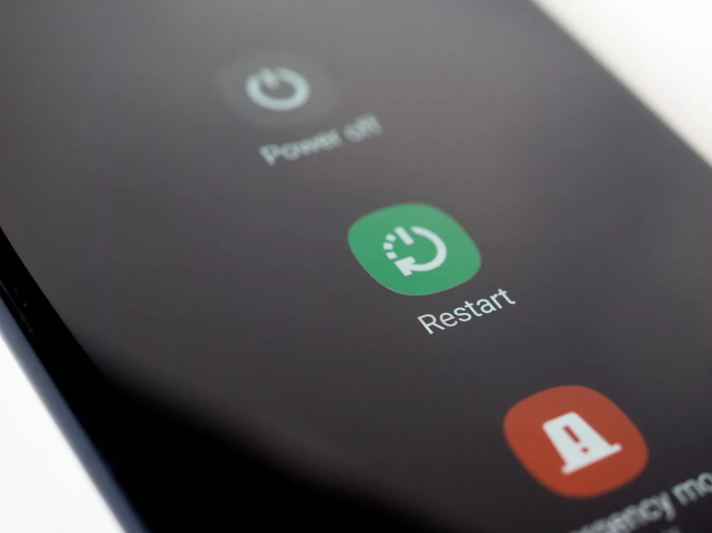 Eksperci radzą restartować smartfon raz w tygodniu. Dlaczego to pomaga
