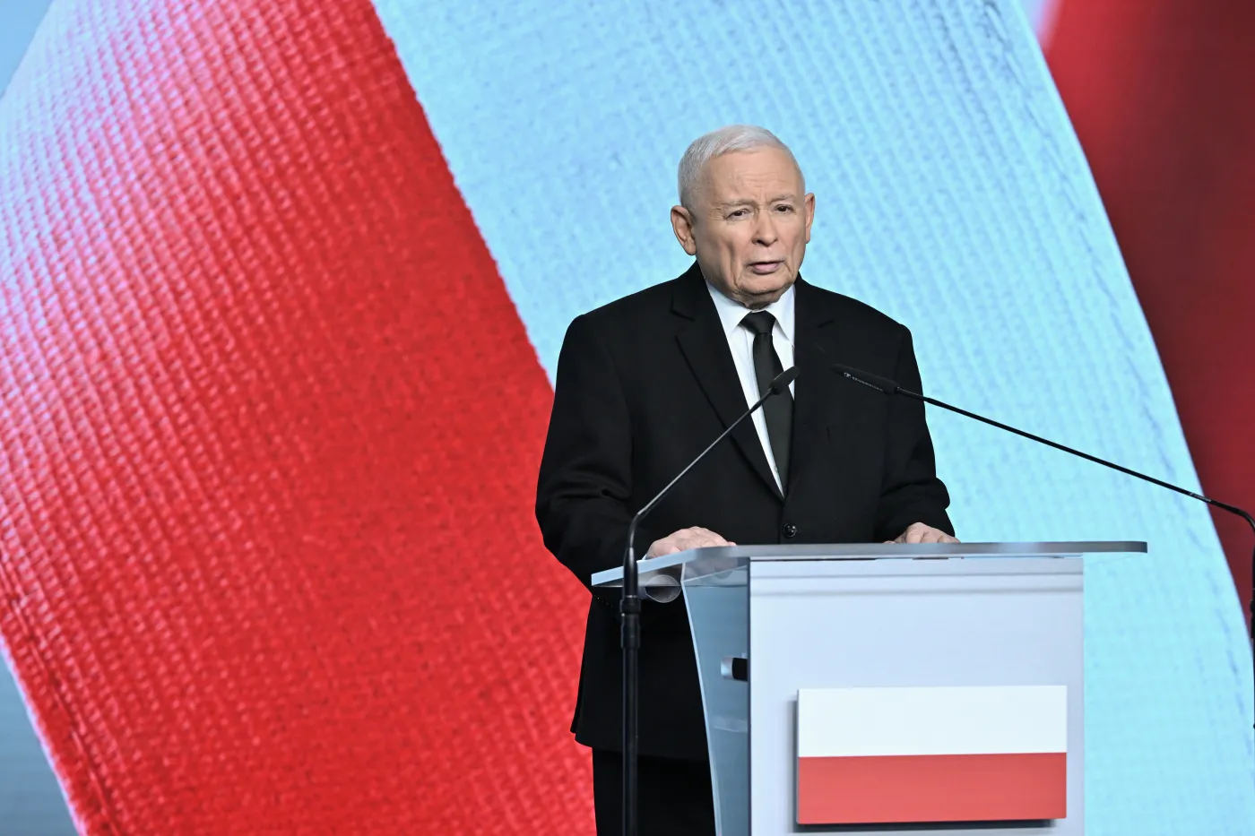 Prezes PiS grzmi po ślubowaniu sędziów TK. "Niszczenie państwa i praworządności"