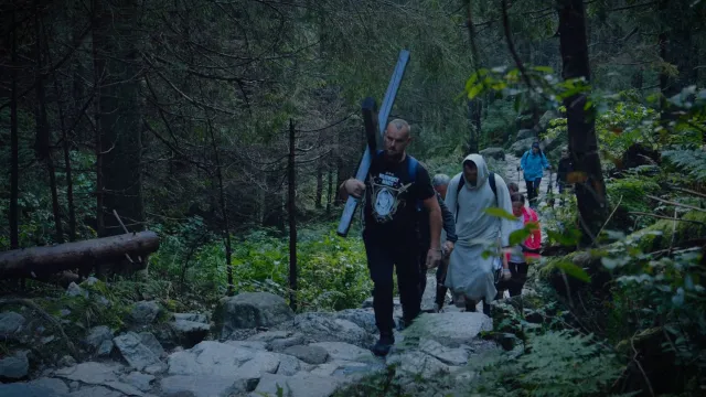 Młodzi mężczyźni wracają do wiary? Ten polski film religijny przygląda się nowemu zjawisku