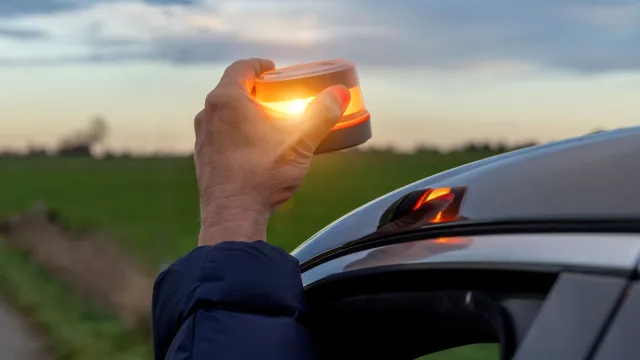 Nowe obowiązkowe wyposażenie auta. Lampa V16 zamiast trójkąta, za brak 800 zł kary