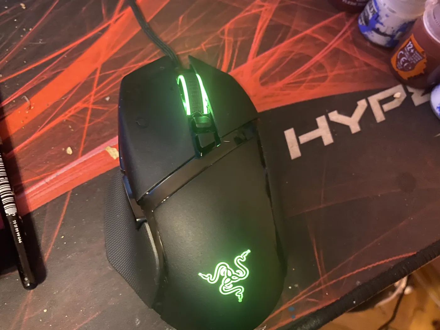 Razer Basilisk v2 to mysz przeznaczona dla praworęcznych graczy. Jeśli chodzi o design, to Razer postawił na sprawdzone kształty z pierwszej edycji. Dostajemy 2 przyciski z boku, podkładkę pod kciuk i lekko pochyloną powierzchnię myszy.