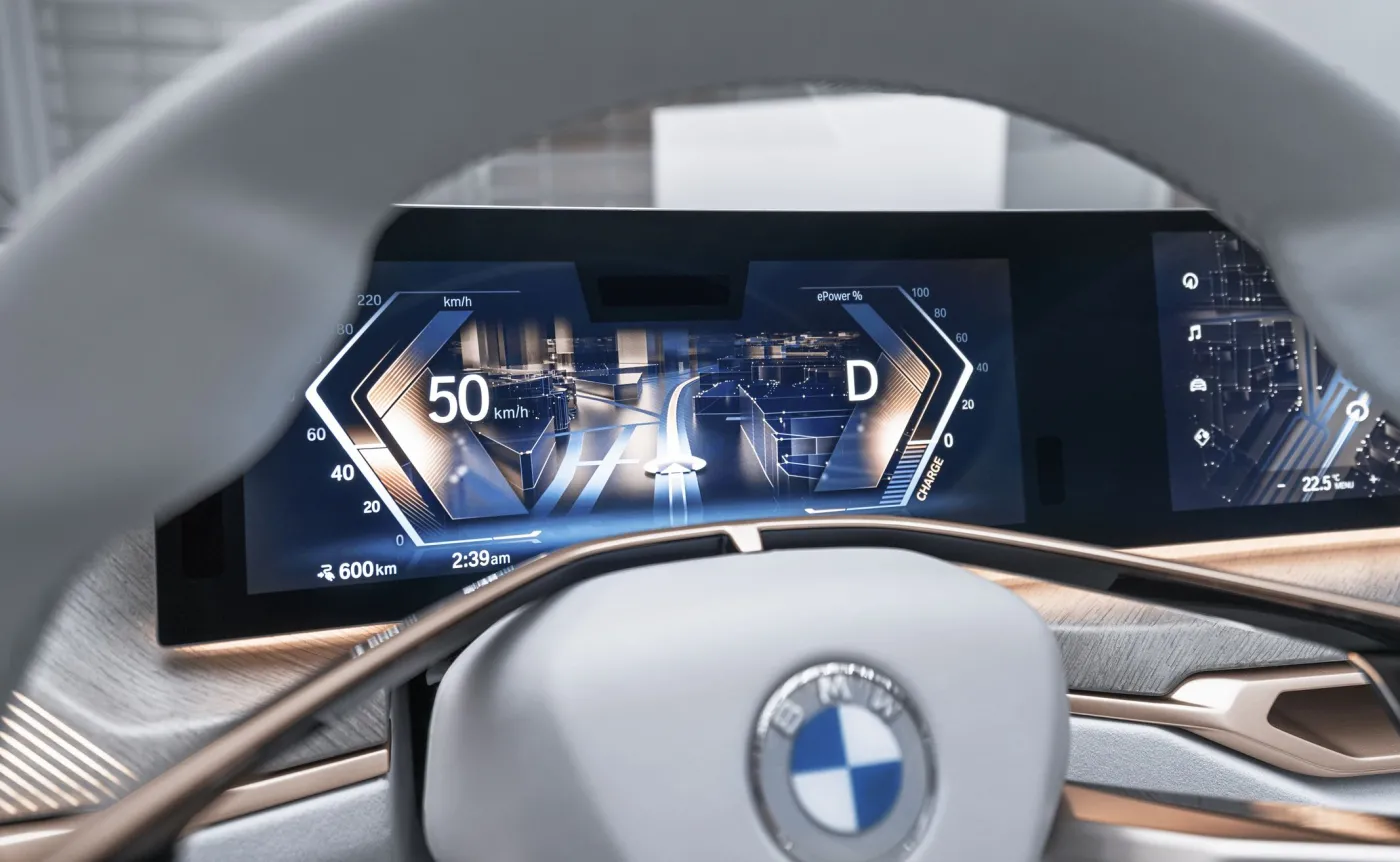 BMW zmienia logo. Nowy znaczek już na masce nowego BMW i4