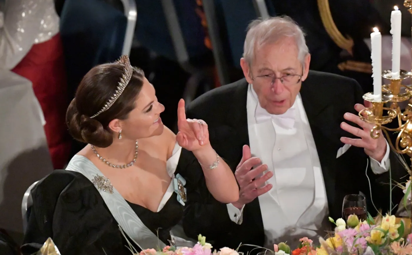 12801555-nobel4.jpg