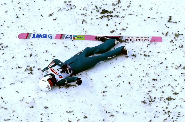 Groźny upadek Piotra Żyły na skoczni w Wiśle. Polak zalał się krwią [FOTO]