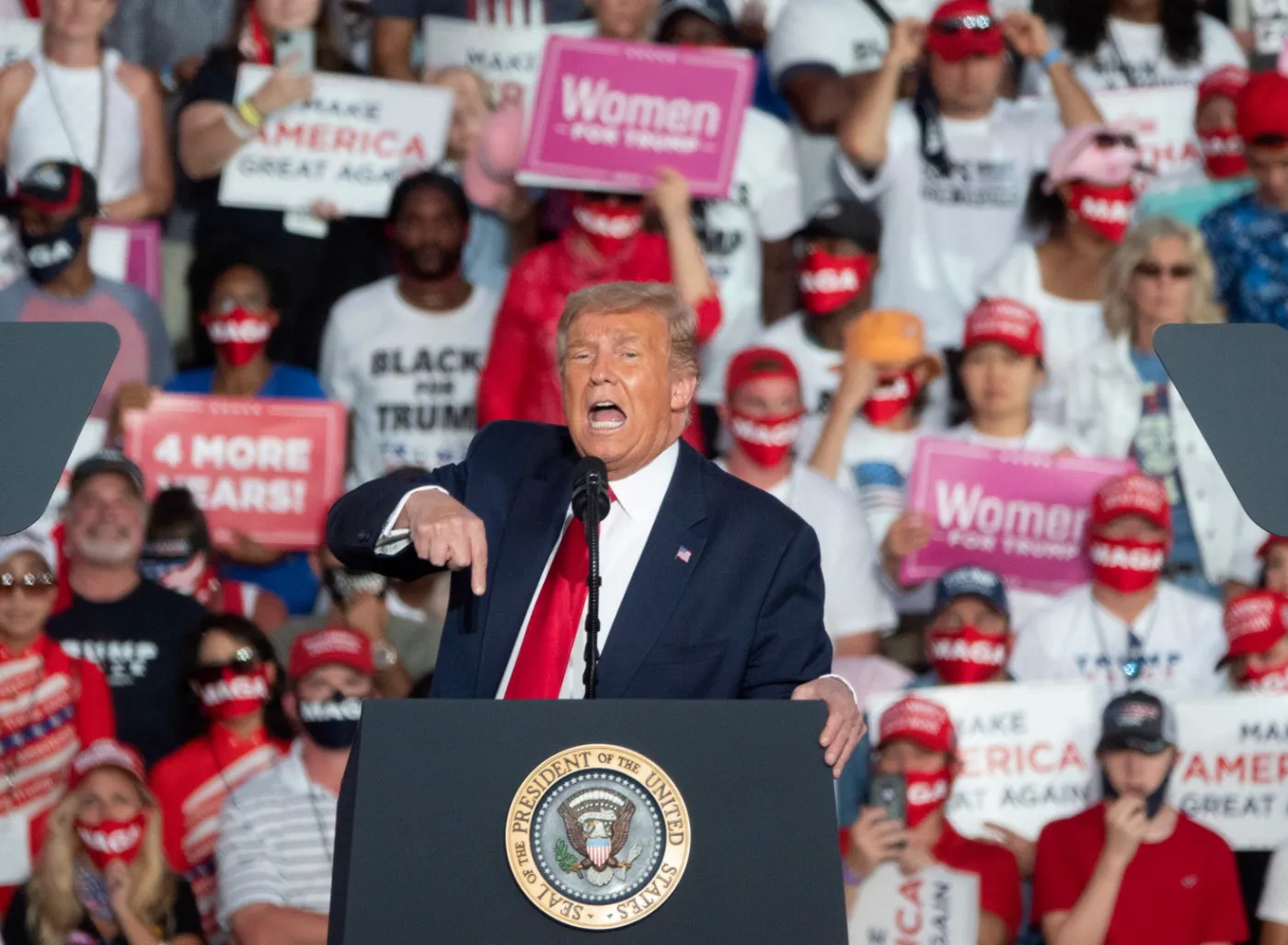Trump wznowił wyborcze wiece rzucając maseczkami w tłum. "Mówią, że jestem odporny"
