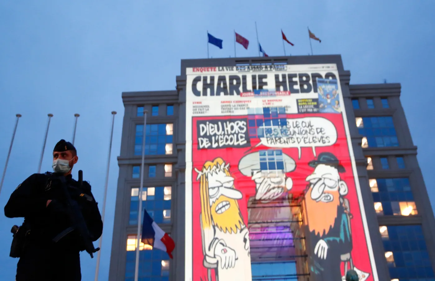Wojna kulturowa trwa. "Islamskie szaleństwo ogarnęło przedmieścia francuskich miast"