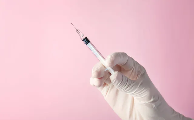Cessak: EMA rekomenduje szczepienia dwoma dawkami preparatu tego samego producenta