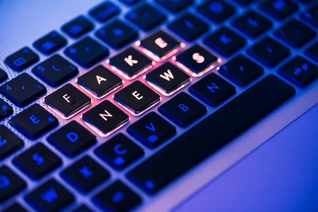 Fake newsy w natarciu. RCB opublikowało listę najabsurdalniejszych informacji o Polsce