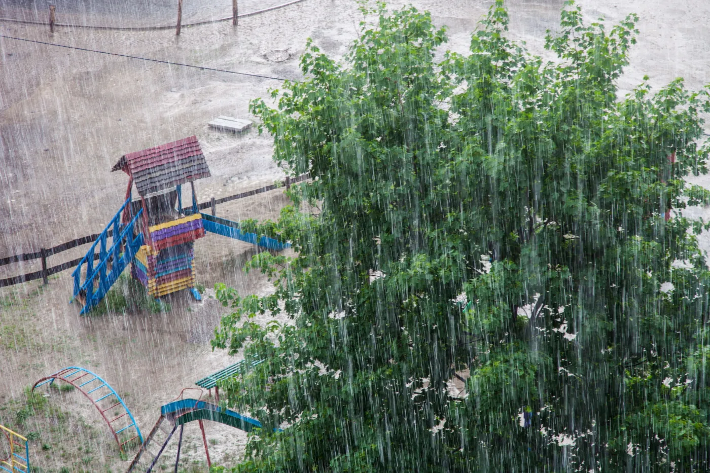Ulewne deszcze i powodzie w Syczuanie. Ewakuowano ponad 80 tys. ludzi
