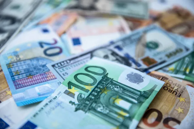 DZIEŃ NA FX/FI: Złoty może się umacniać, a rentowności SPW zniżkować; ryzykiem brexit