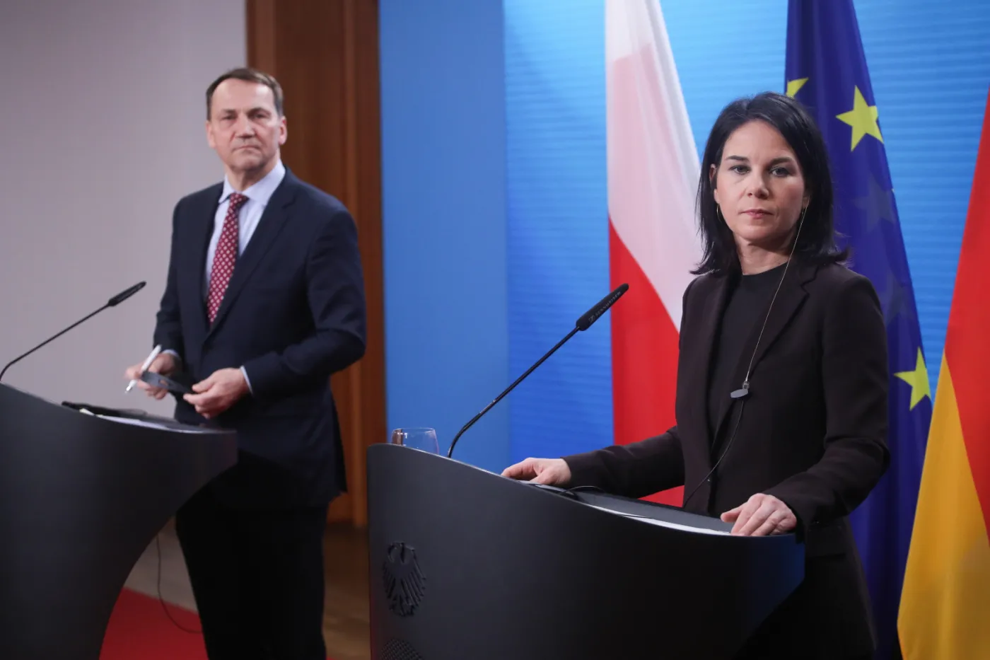 Berlin, Niemcy, 30.01.2024. Minister spraw zagranicznych RP Radosław Sikorski (L) i minister spraw zagranicznych Niemiec Annalena Baerbock (P) podczas konferencji prasowej po spotkaniu w Berlinie, 30 bm. Rozmowy ministrów dot. kwestii dwustronnych, pomocy Ukrainie i ożywienia Trójkąta Weimarskiego. (ad) PAP/Albert Zawada