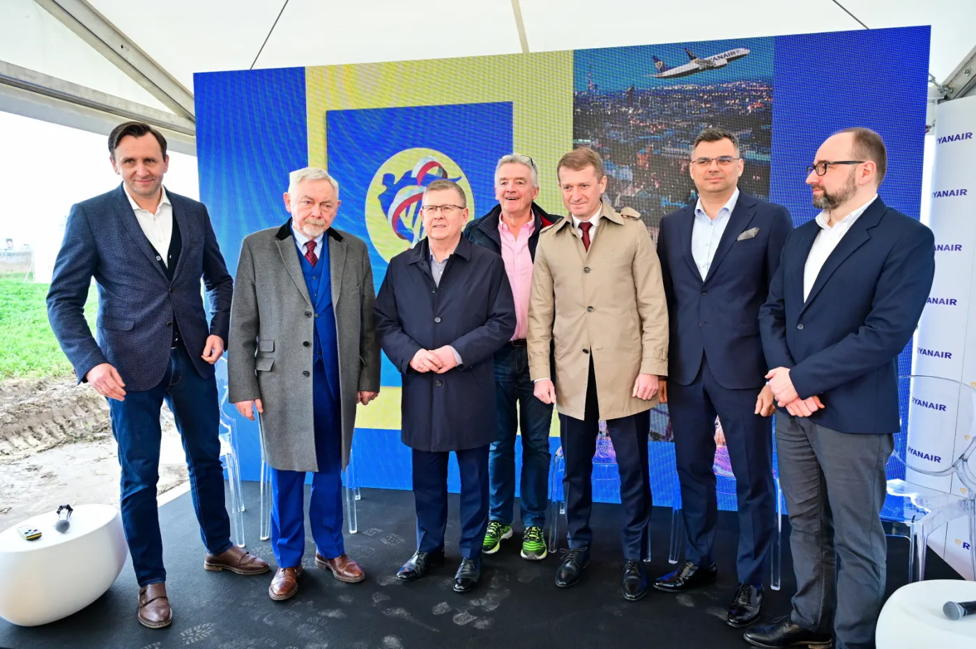 Wiceminister sportu i turystyki Ireneusz Raś, marszałek województwa małopolskiego Witold Kozłowski, prezydent Krakowa Jacek Majchrowski, dyrektor generalny linii lotniczych Ryanair Michael O’Leary oraz prezes Kraków Airport Radosław Włoszek podczas konferencji prasowej 