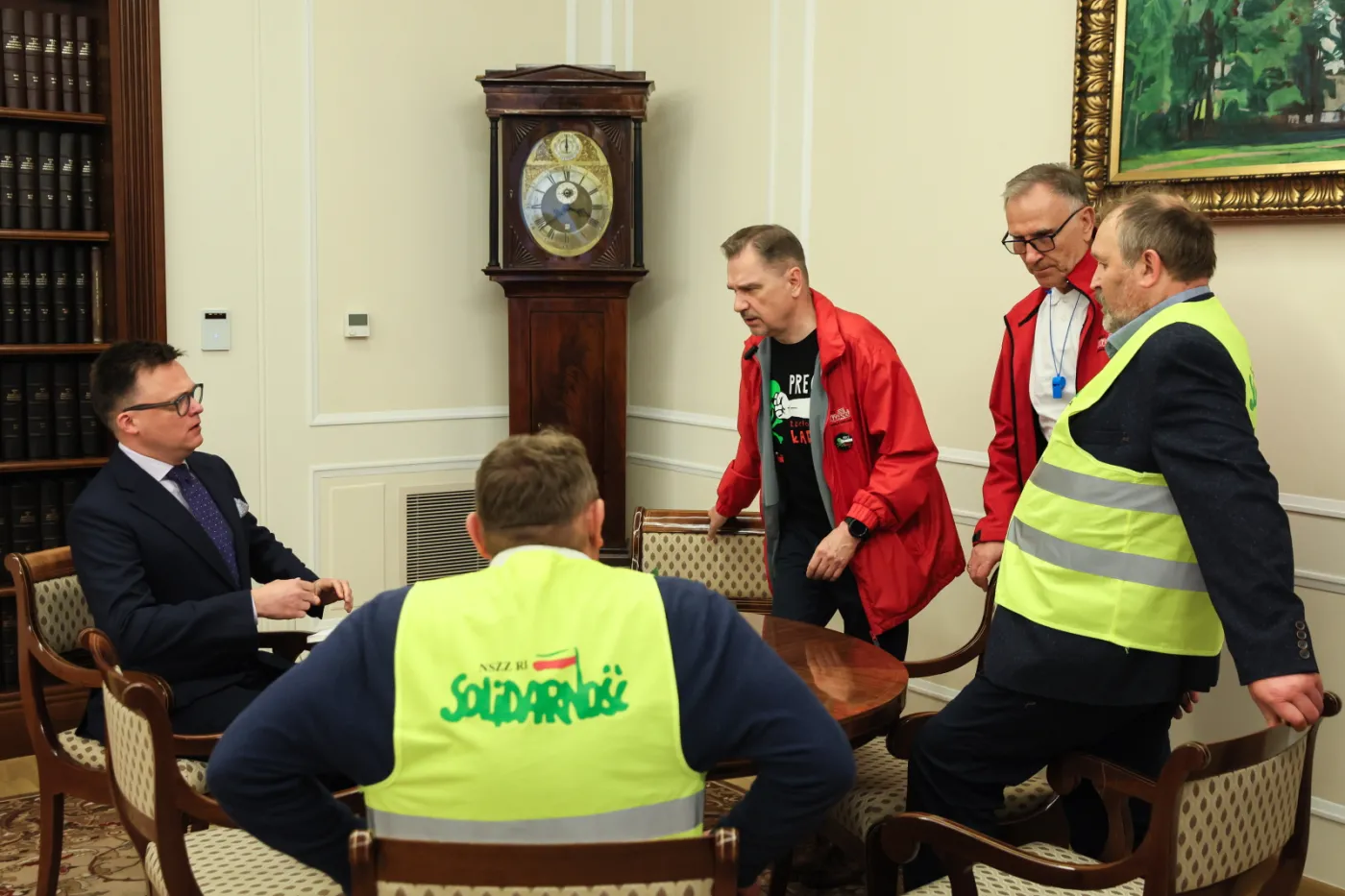 Marszałek Sejmu Szymon Hołownia, jeden z liderów manifestacji i przewodniczący Komisji Krajowej NSZZ "Solidarność" Piotr Duda 