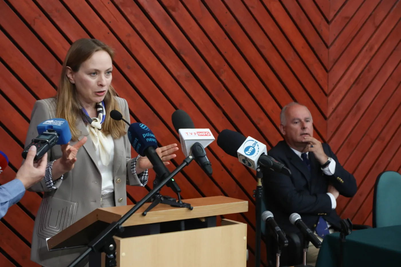 Katarzyna Pełczyńska-Nałęcz na konferencji prasowej po spotkaniu z samorządowcami w Muzeum Przyrodniczo-Leśnym Białowieskiego Parku Narodowego w Białowieży
