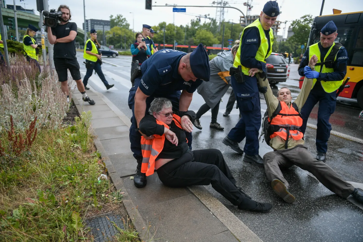 Warszawa: Aktywiści Ostatniego Pokolenia zablokowali al. Wilanowską