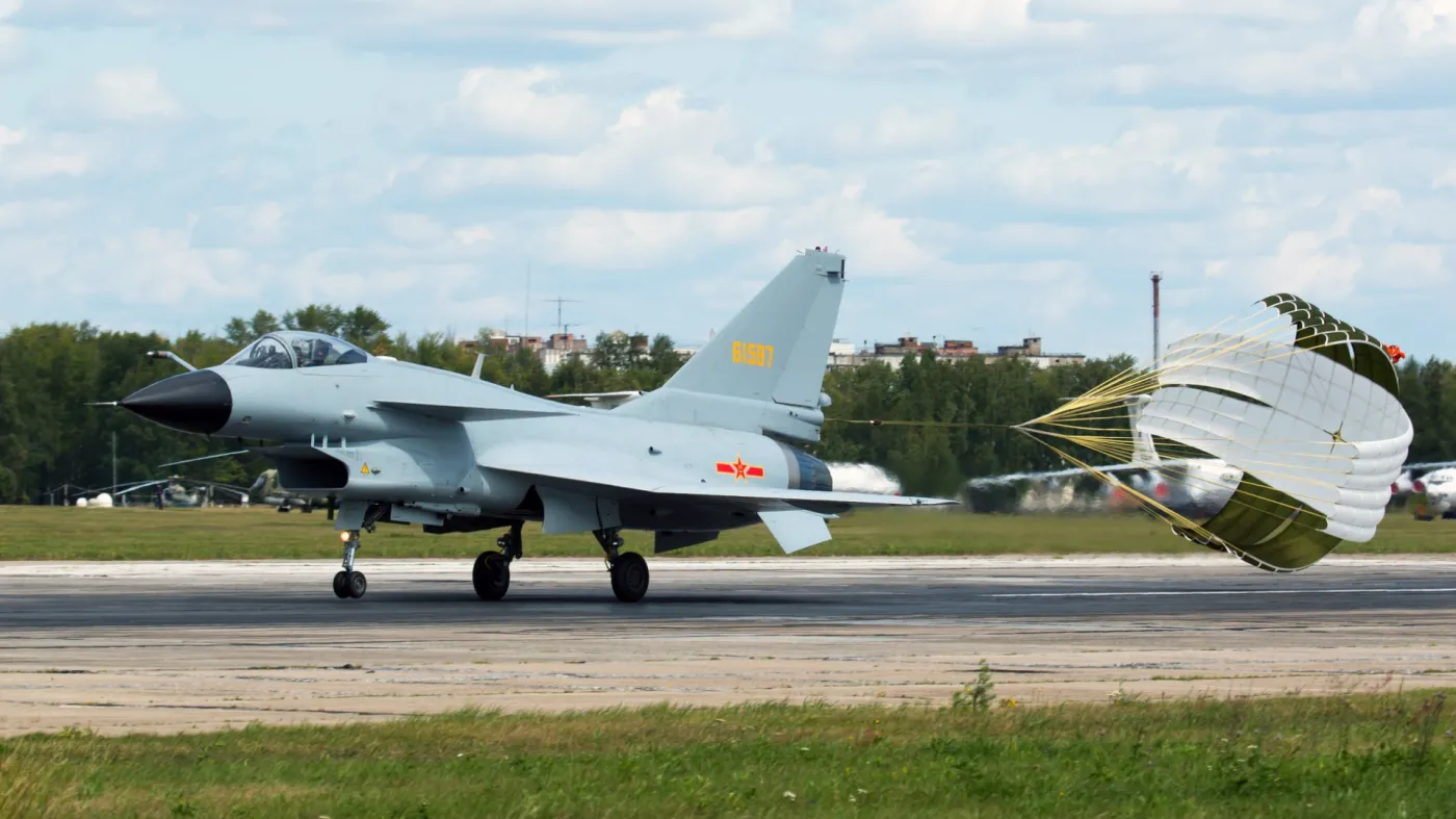 Rafale zestrzelony przez J-10CE! Jak chińska technologia pokonała francuski supermyśliwiec?